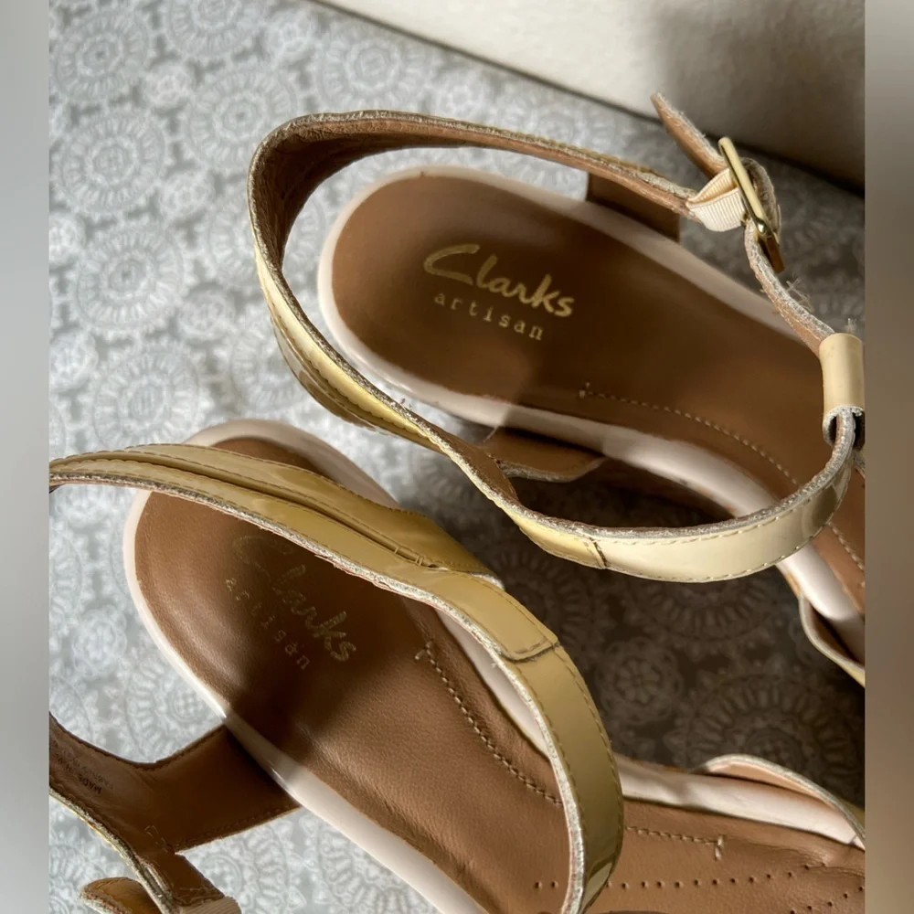 Clarks Artisan~Amelia~Patent Leather~Open Toe~T-Strap~Buckle~Wedge~Sandal~Size 8